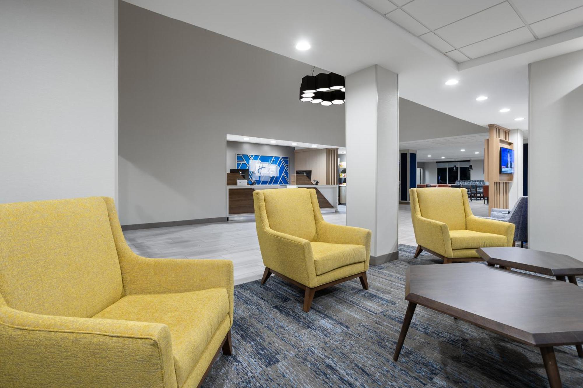 Holiday Inn Express Hotel & Suites Brattleboro By Ihg Exterior photo