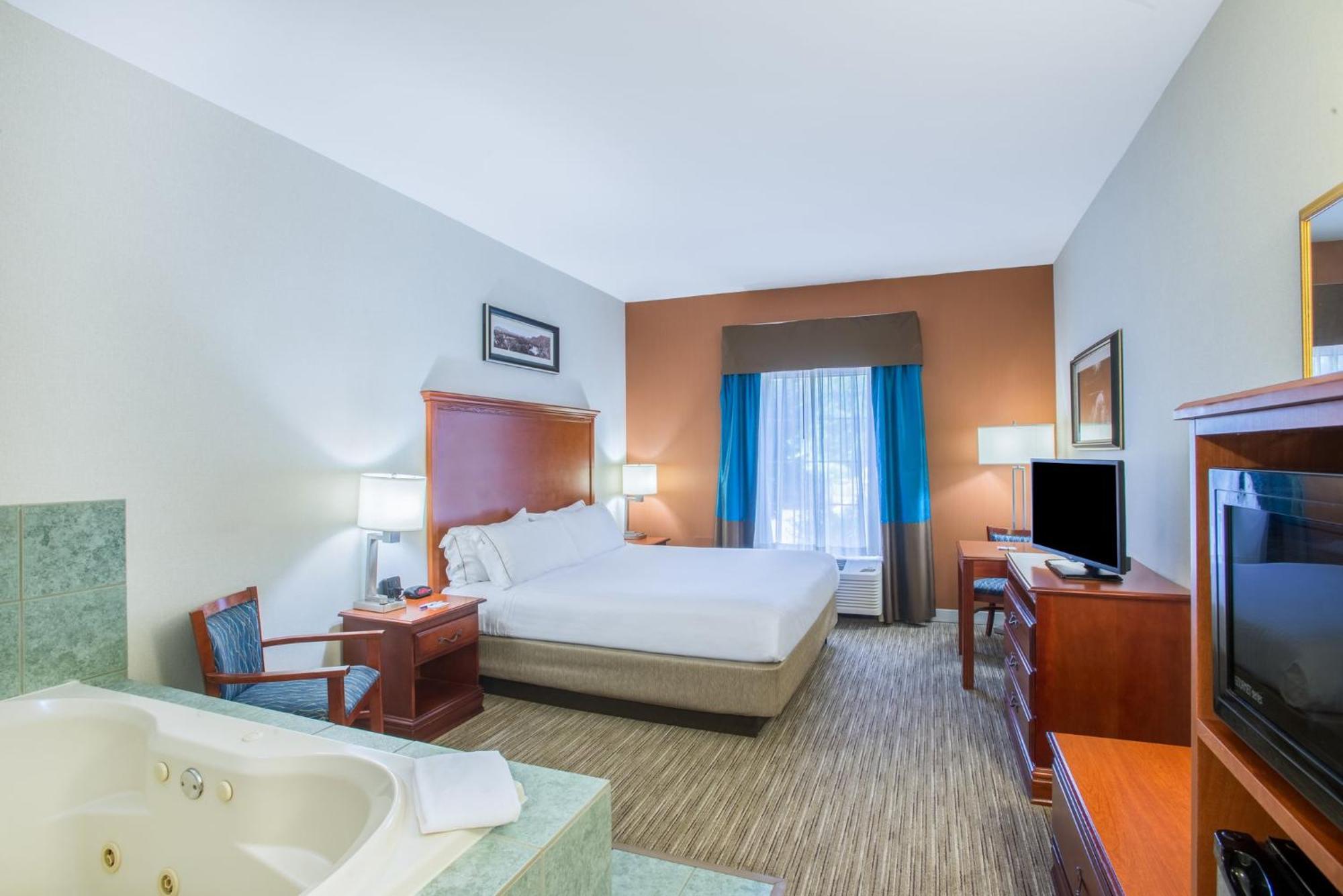 Holiday Inn Express Hotel & Suites Brattleboro By Ihg Exterior photo