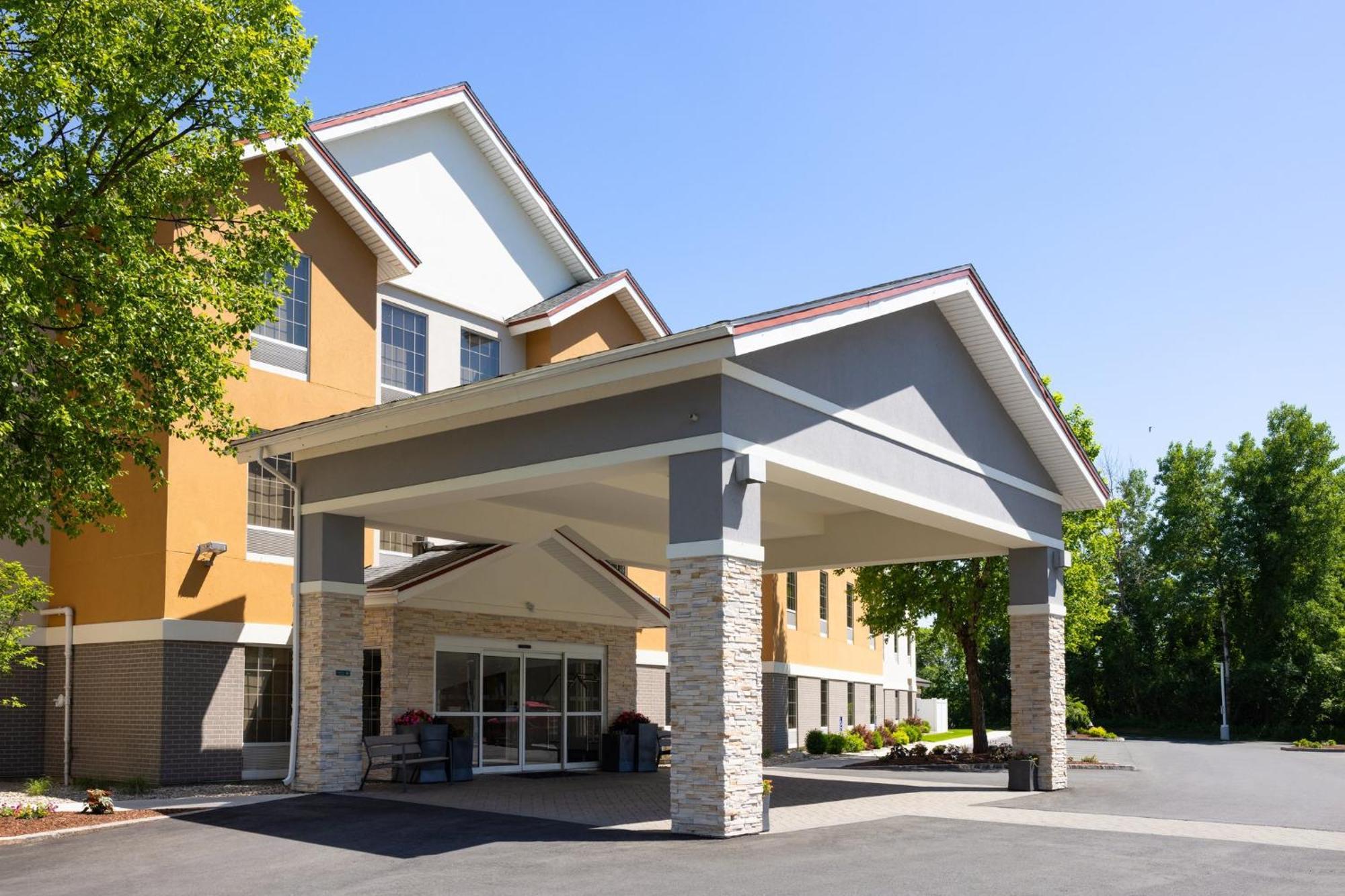 Holiday Inn Express Hotel & Suites Brattleboro, An Ihg Hotel Exterior photo