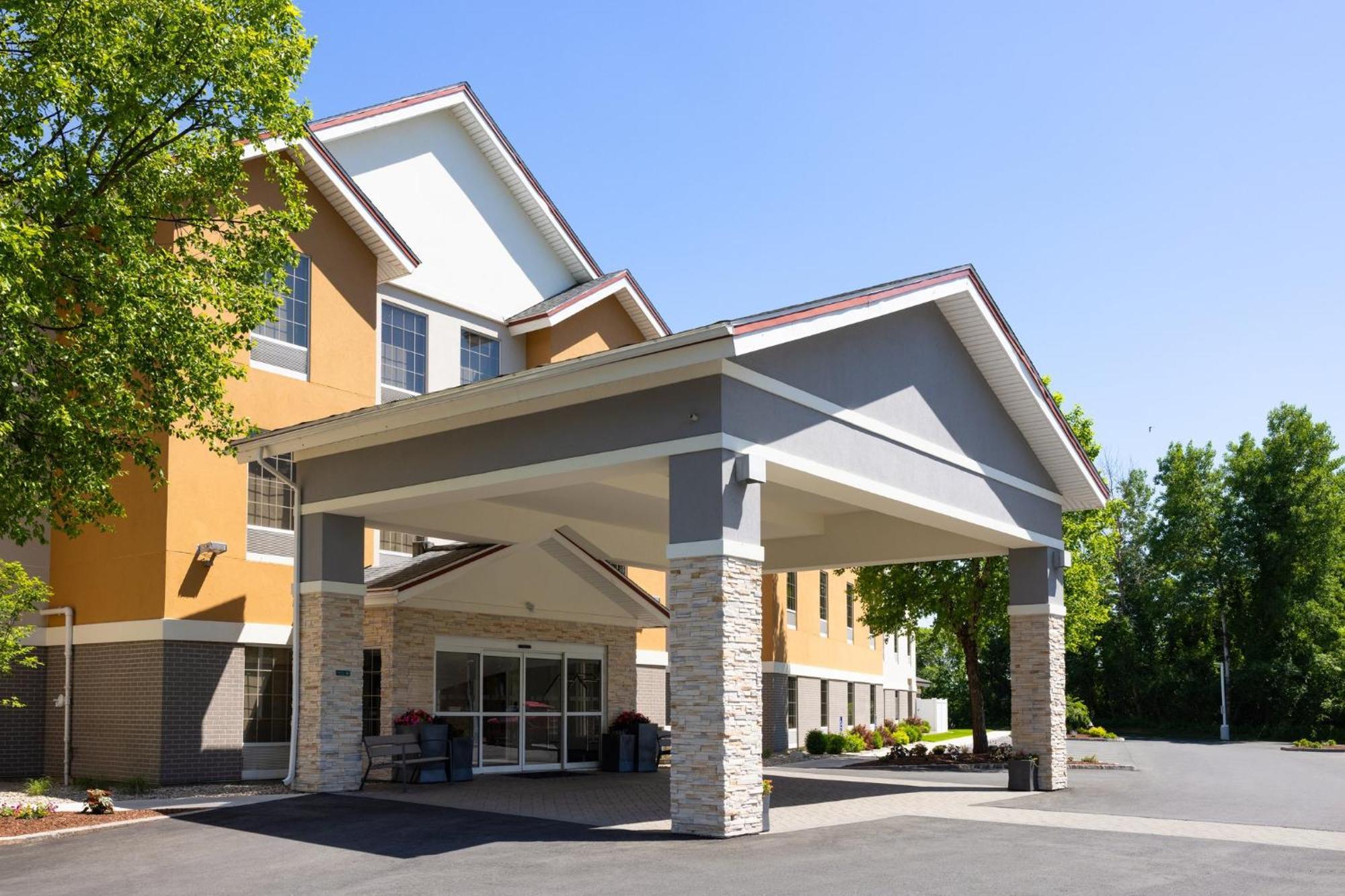 Holiday Inn Express Hotel & Suites Brattleboro By Ihg Exterior photo
