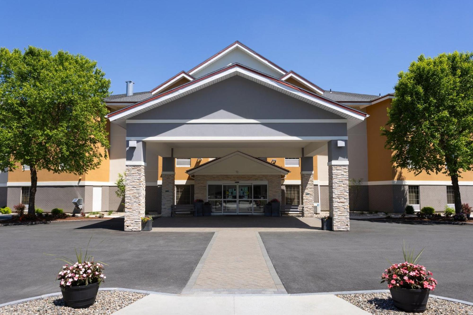 Holiday Inn Express Hotel & Suites Brattleboro, An Ihg Hotel Exterior photo