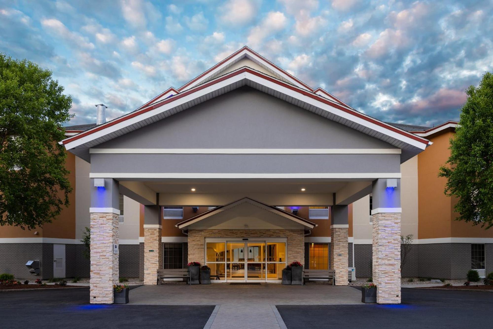 Holiday Inn Express Hotel & Suites Brattleboro, An Ihg Hotel Exterior photo